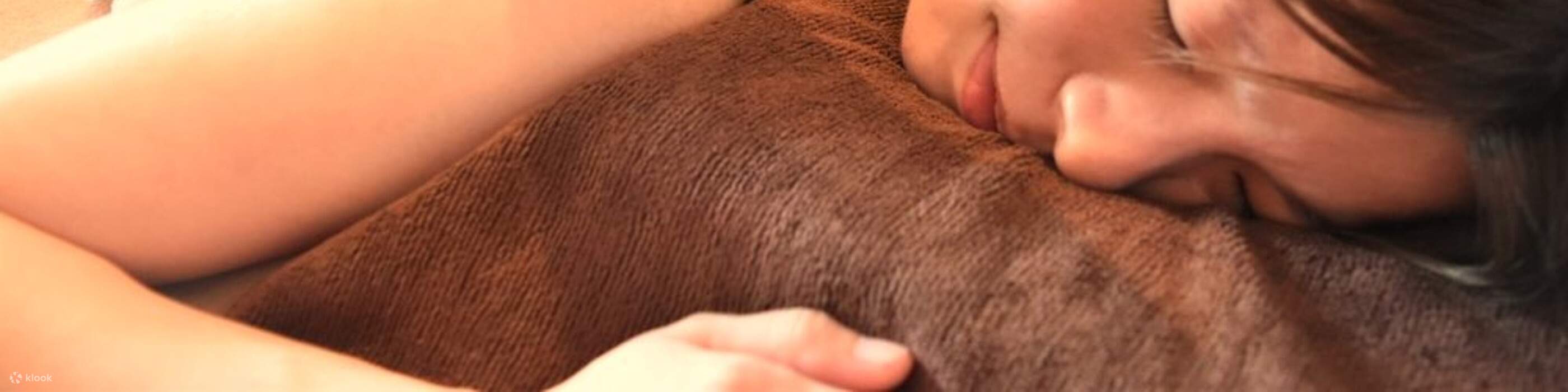 Offers small, quiet, and private spaces with a calm and relaxing atmosphere, and excellent reputation for its environment and service.